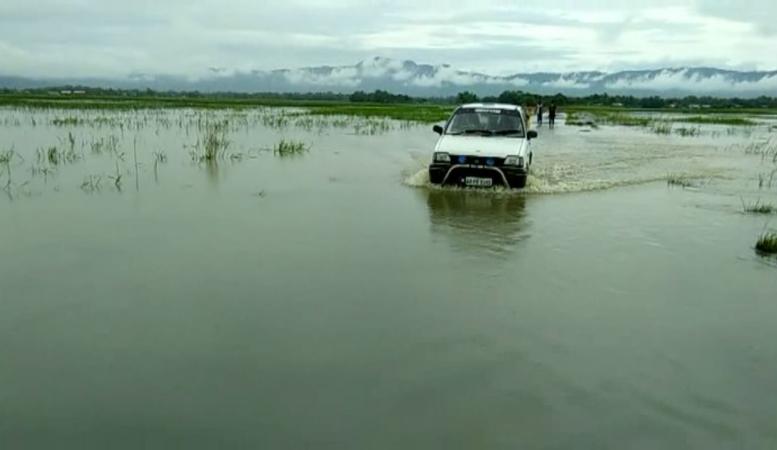বানে পথ-পথাৰ একাকাৰ কৰা নগাঁৱৰ এটি দৃশ্য, ফটোঃ জয়দীপ লস্কৰ বানে পথ-পথাৰ একাকাৰ কৰা নগাঁৱৰ এটি দৃশ্য, ফটোঃ জয়দীপ লস্কৰ